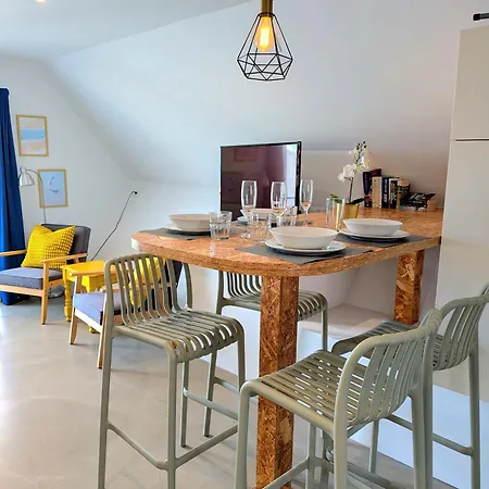 Hexagon By Namaste Elite דירה